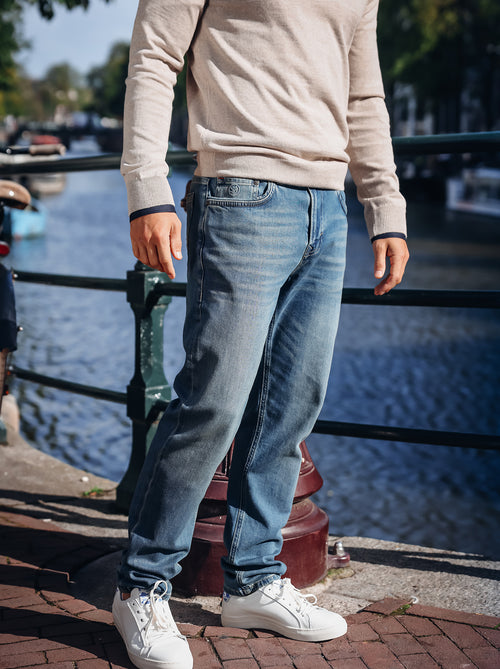 Jeans mit schmal zulaufender Passform